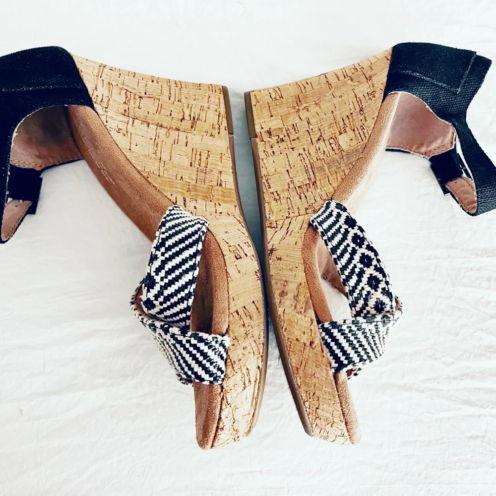 ☀️TOMS~ Strappy Wedges~ Size 8☀️ - Picture 10 of 16